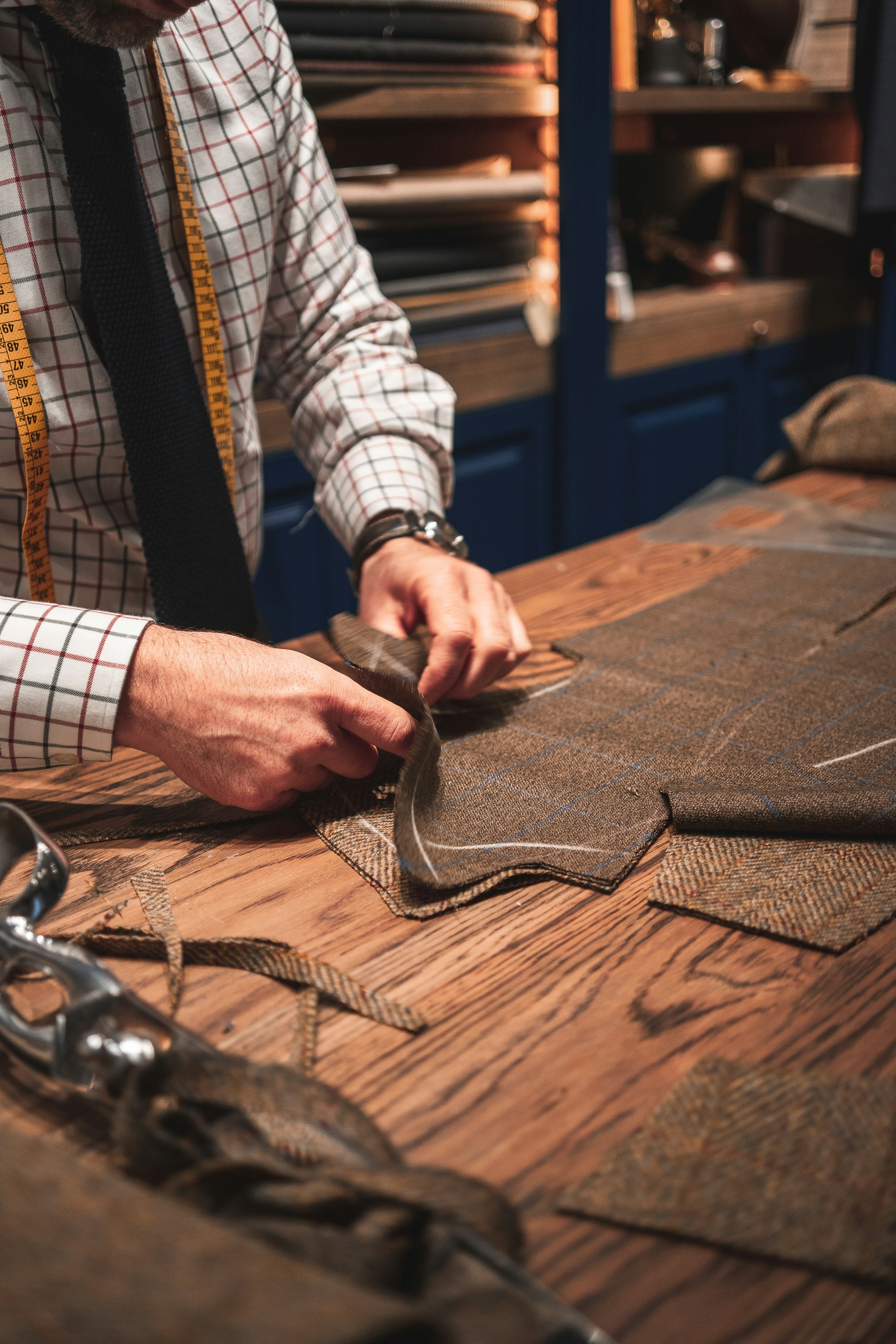 Find your perfect fit with Foida's comprehensive size guide. Measurements, fit types, and conversion charts for men and women.