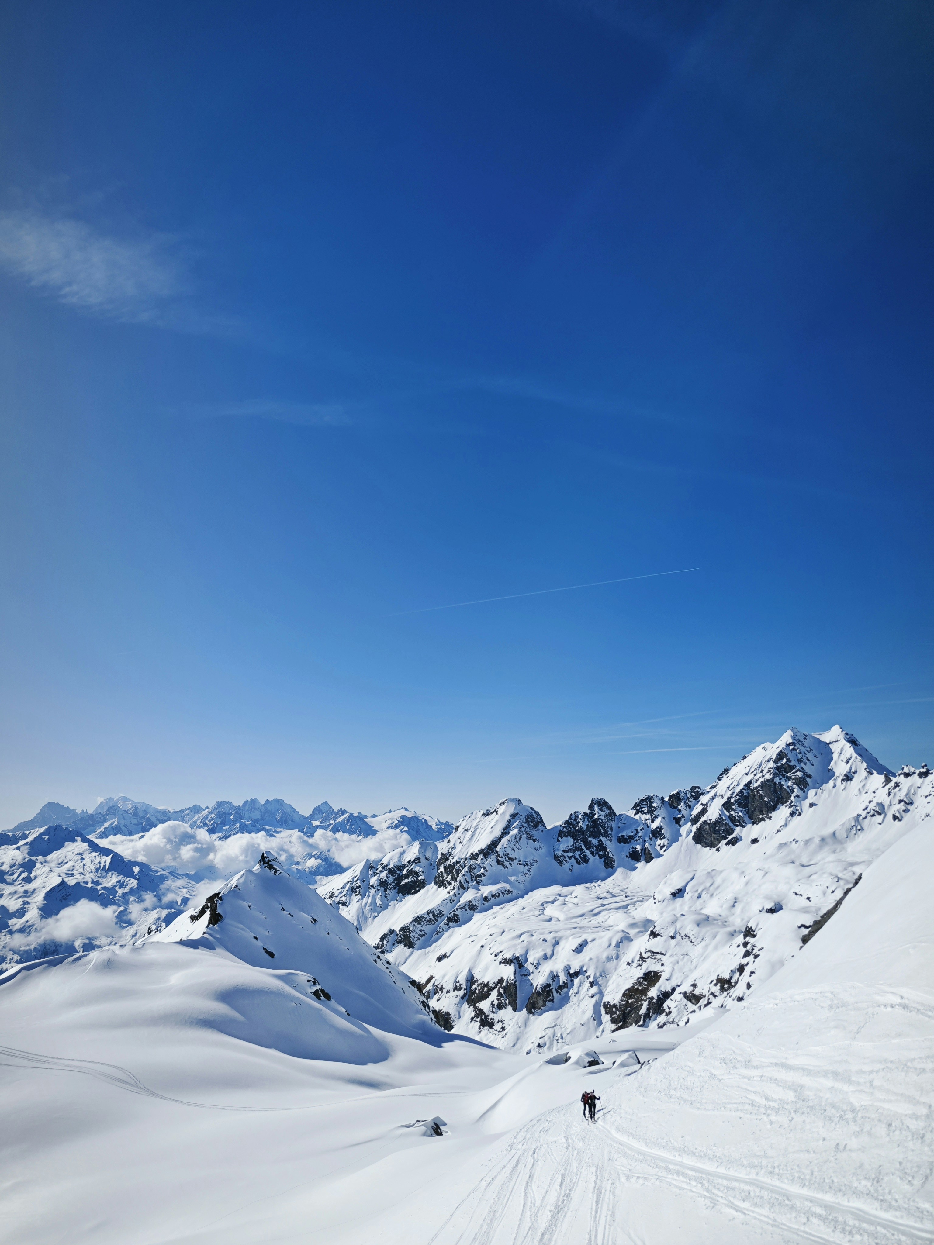 Find the perfect ski shell jacket for your winter adventures. A guide to backcountry skiing, ski mountaineering, and alpine shells.